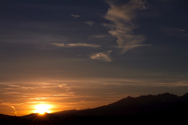 Lopen bij zonsondergang in de Hoge Tatra