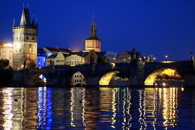 Praag de Karelsbrug mooi verlicht