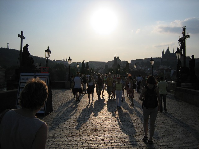 Wandelen over de Karelsbrug in Praag