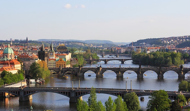 zicht op de vele bruggen over de Vltava in Praag